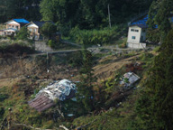 押し流され倒壊した建物（2005年10月）。