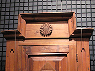 太陽の紋章のある戸棚（国立民族学博物館。天皇家とは関係ありません）。