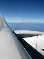 翼の上の富士山。